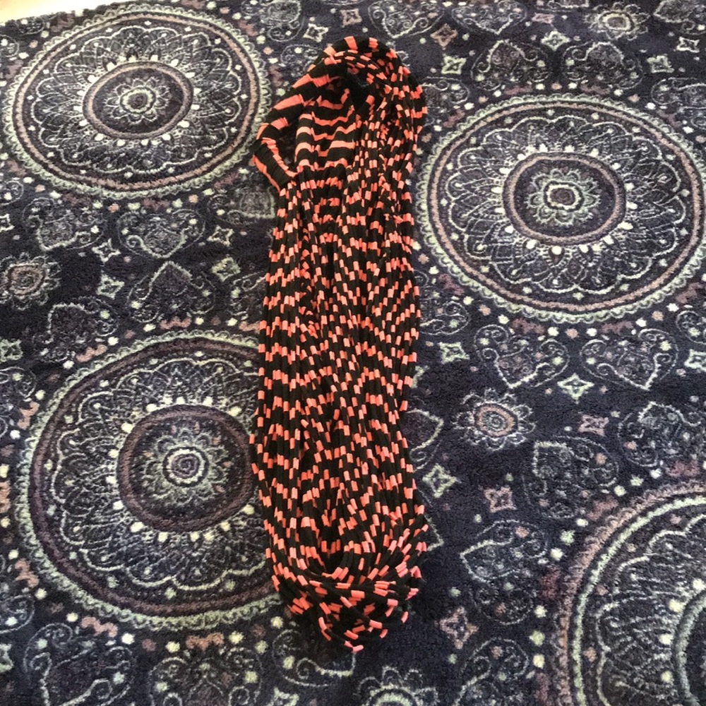 Shredded Roxy scarf - Picture 2 of 2
